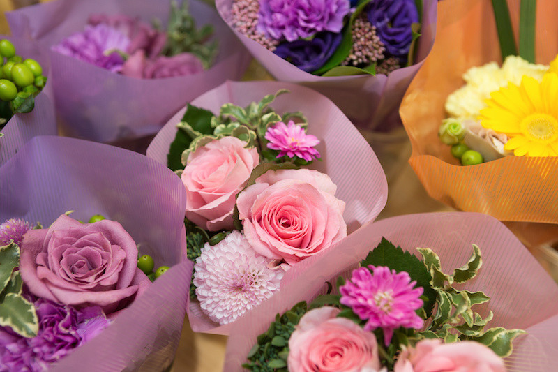 ピンクや紫色の花束が並んでいる様子